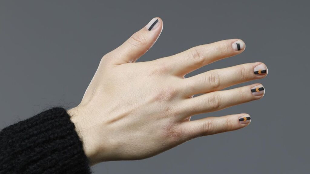 Lineas y puntos en uñas hombre  Manicura de uñas Manicura de moda  Diseños de uñas mate